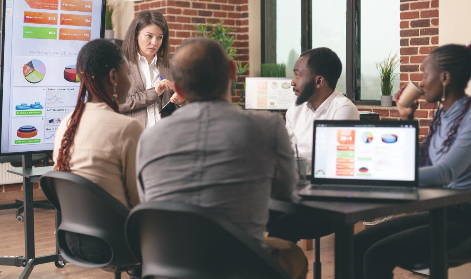 Menschen lernen gemeinsam über Finanzthemen
